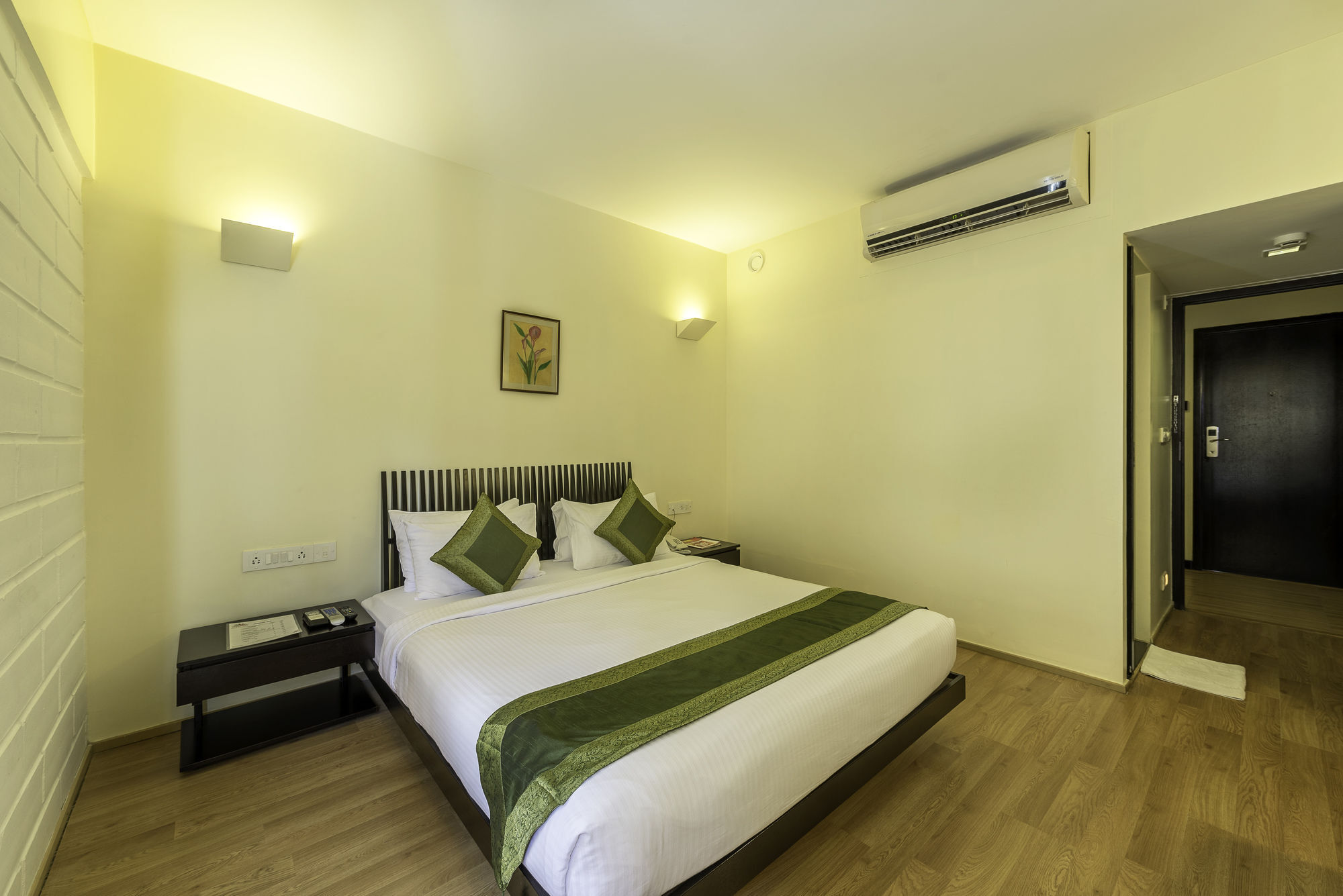 Treebo Trend Spektrum Suites Mysore Buitenkant foto